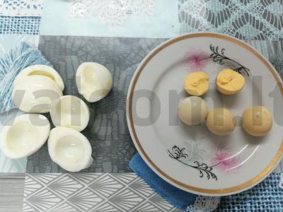 Sluoksniuotos salotos "Mimosa" su konservuota saira Žingsnis 4