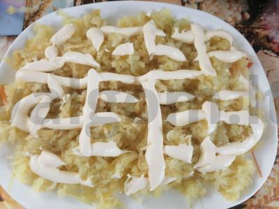 Sluoksniuotos salotos "Mimosa" su konservuota saira Žingsnis 6