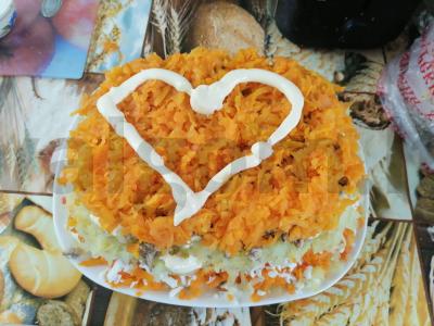 Sluoksniuotos salotos "Mimosa" su konservuota saira Žingsnis 15