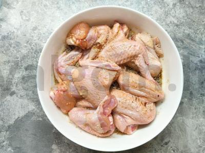 Sultingi vištienos sparneliai su sezamo sėklomis Žingsnis 1