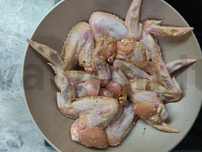 Sultingi vištienos sparneliai su sezamo sėklomis Žingsnis 2