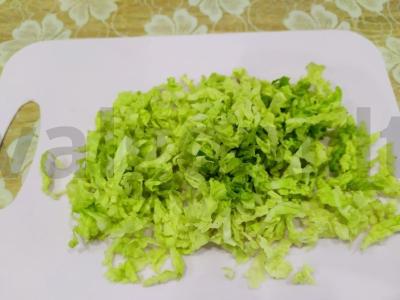 Skanios salotos su kukurūzais, krabų lazdelėmis ir Pekino kopūstais Žingsnis 1