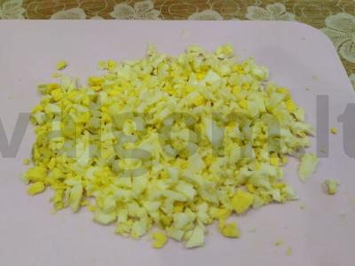 Skanios salotos su kukurūzais, krabų lazdelėmis ir Pekino kopūstais Žingsnis 2