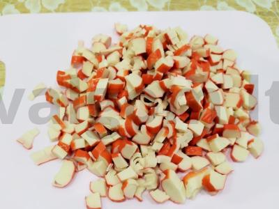 Skanios salotos su kukurūzais, krabų lazdelėmis ir Pekino kopūstais Žingsnis 3