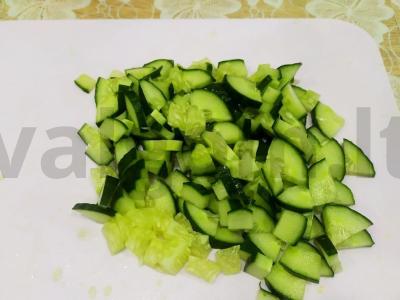 Skanios salotos su kukurūzais, krabų lazdelėmis ir Pekino kopūstais Žingsnis 4