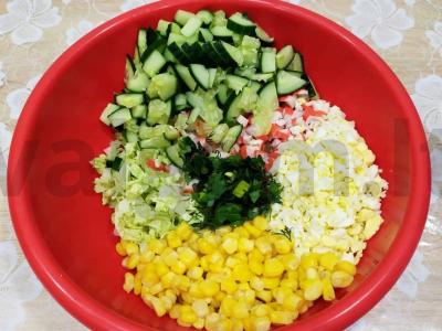 Skanios salotos su kukurūzais, krabų lazdelėmis ir Pekino kopūstais Žingsnis 5