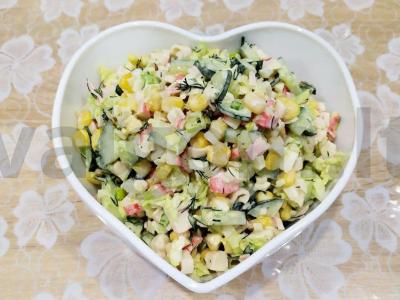 Skanios salotos su kukurūzais, krabų lazdelėmis ir Pekino kopūstais pagrindine nuotrauka