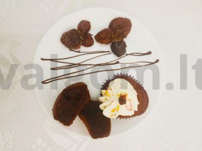 Erdvūs keksiukai su sviestiniu kremu pagrindine nuotrauka