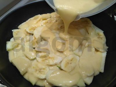 Greitas pyragas su obuoliais ir bananais keptuvėje Žingsnis 4