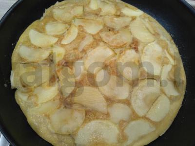 Greitas pyragas su obuoliais ir bananais keptuvėje Žingsnis 5