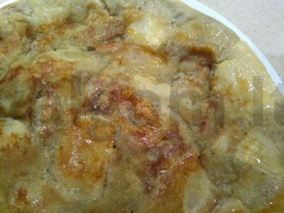 Greitas pyragas su obuoliais ir bananais keptuvėje pagrindine nuotrauka