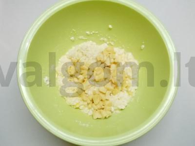 Paprasti sūrio pyragaičiai su bananais Žingsnis 1