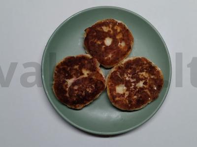Paprasti sūrio pyragaičiai su bananais pagrindine nuotrauka