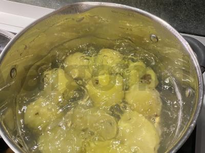 Bulvės, įdarytos šonine ir sūriu Žingsnis 1