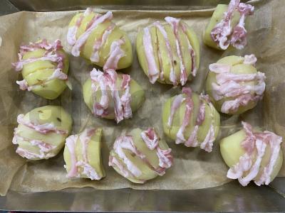 Bulvės, įdarytos šonine ir sūriu Žingsnis 3