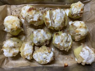 Bulvės, įdarytos šonine ir sūriu pagrindine nuotrauka