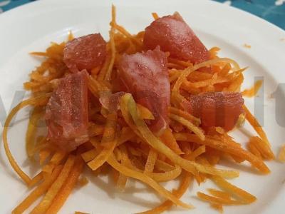 Salotos su morkomis ir greipfrutais pagrindine nuotrauka
