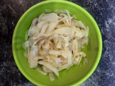 Raugintų kopūstų salotos pagal mamos receptą pagrindine nuotrauka