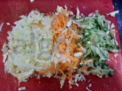 Vitaminų salotos su kopūstais ir agurkais Žingsnis 2