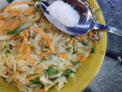 Vitaminų salotos su kopūstais ir agurkais Žingsnis 3