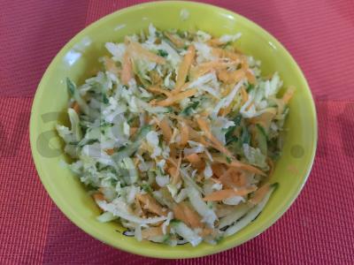 Vitaminų salotos su kopūstais ir agurkais pagrindine nuotrauka