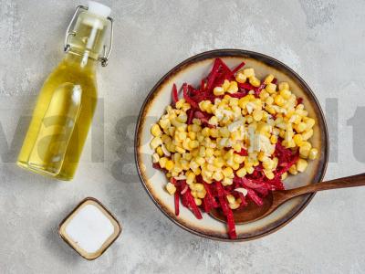 Salotos su kukurūzais ir marinuotais burokėliais Žingsnis 2