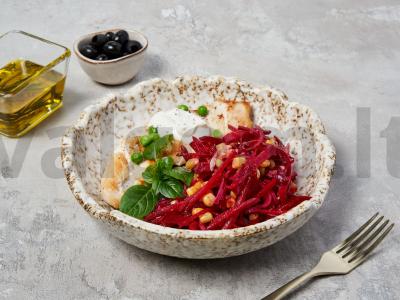 Salotos su kukurūzais ir marinuotais burokėliais pagrindine nuotrauka