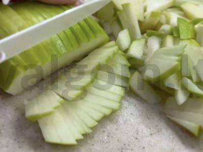 Salotos su vištienos filė, obuoliais ir salierais Žingsnis 2