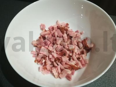 Salotos su ananasais, kiaulienos krūtinine ir gydytojo dešra Žingsnis 1