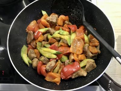 Kiauliena su daržovėmis terijakio padaže Žingsnis 8