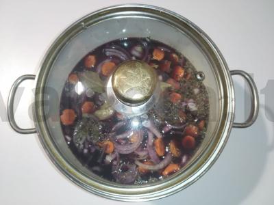 Vištiena raudonajame vyne su grybais Žingsnis 1