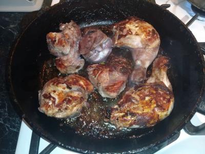 Vištiena raudonajame vyne su grybais Žingsnis 2