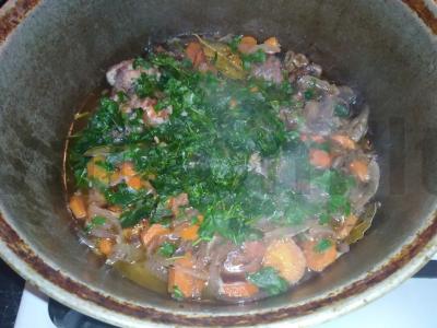 Vištiena raudonajame vyne su grybais Žingsnis 3