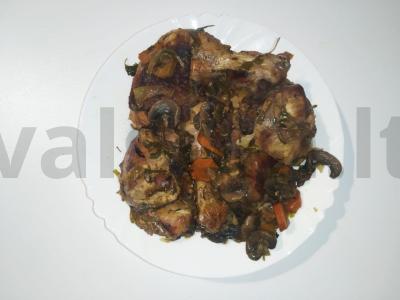 Vištiena raudonajame vyne su grybais pagrindine nuotrauka