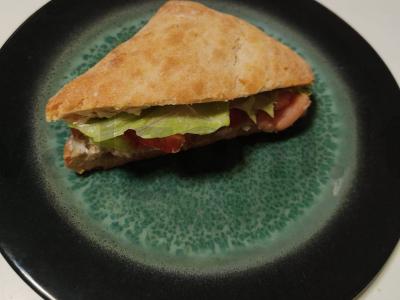 Ciabatta su lašišų ikrų padažu ir lengvai sūdyta lašiša pagrindine nuotrauka