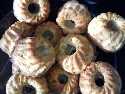 Varškės ir obuolių bandelės iš kvietinių miltų pagrindine nuotrauka