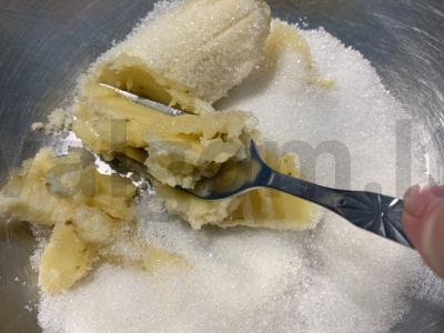 Švelnūs kefyro paplotėliai su bananais Žingsnis 1