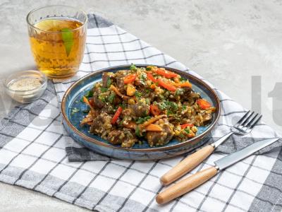 Kalakutiena su bulguru ir daržovėmis pagrindine nuotrauka