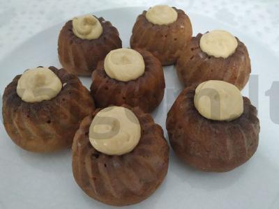 Aromatingi keksiukai su citrinos žievele ir kondensuoto pieno kremu pagrindine nuotrauka