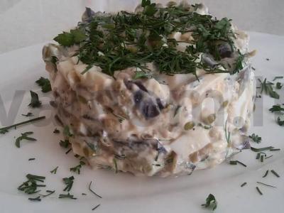 Salotos su baklažanais, kiaušiniais ir žirneliais pagrindine nuotrauka