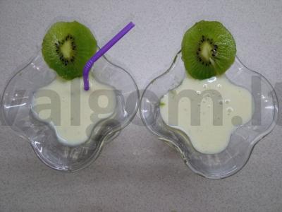 Kefyro ir bananų kokteilis pagrindine nuotrauka