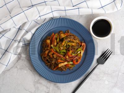 Soba su rūkyta krūtinine, grybais ir unagi padažu pagrindine nuotrauka
