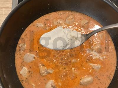 Vištienos krūtinėlė grietinės padaže su rūkyta paprika Žingsnis 4