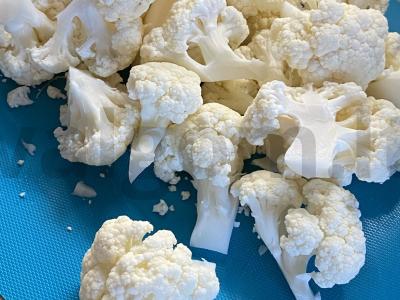 Žiedinių kopūstų, sezamų ir dešrelių troškinys Žingsnis 1