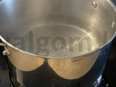 Žiedinių kopūstų, sezamų ir dešrelių troškinys Žingsnis 2