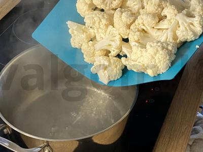 Žiedinių kopūstų, sezamų ir dešrelių troškinys Žingsnis 3