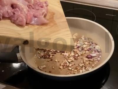 Vištiena su raudonaisiais svogūnais, riešutais ir aitriosiomis paprikomis Žingsnis 2