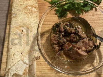 Vištiena su raudonaisiais svogūnais, riešutais ir aitriosiomis paprikomis pagrindine nuotrauka