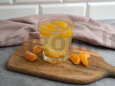 Gėrimas su mandarinais ir džiovintais ananasais pagrindine nuotrauka