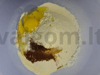 Imbieriniai sausainiai su cinamonu ir cukranendrių cukrumi Žingsnis 2